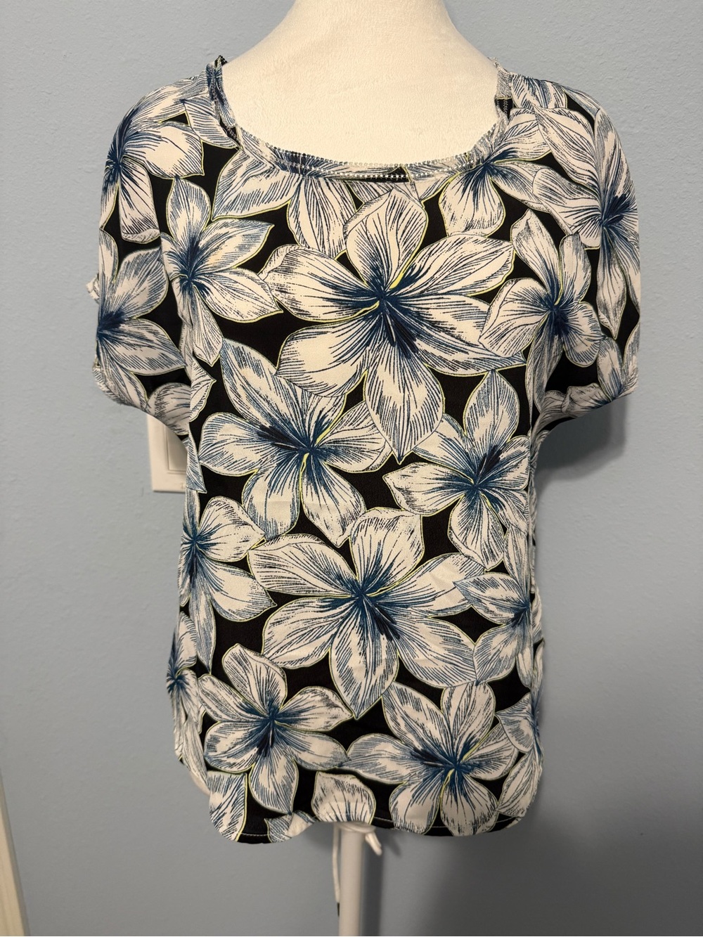 Banana Republic Blue and White Floral Short Sleeve Blouse